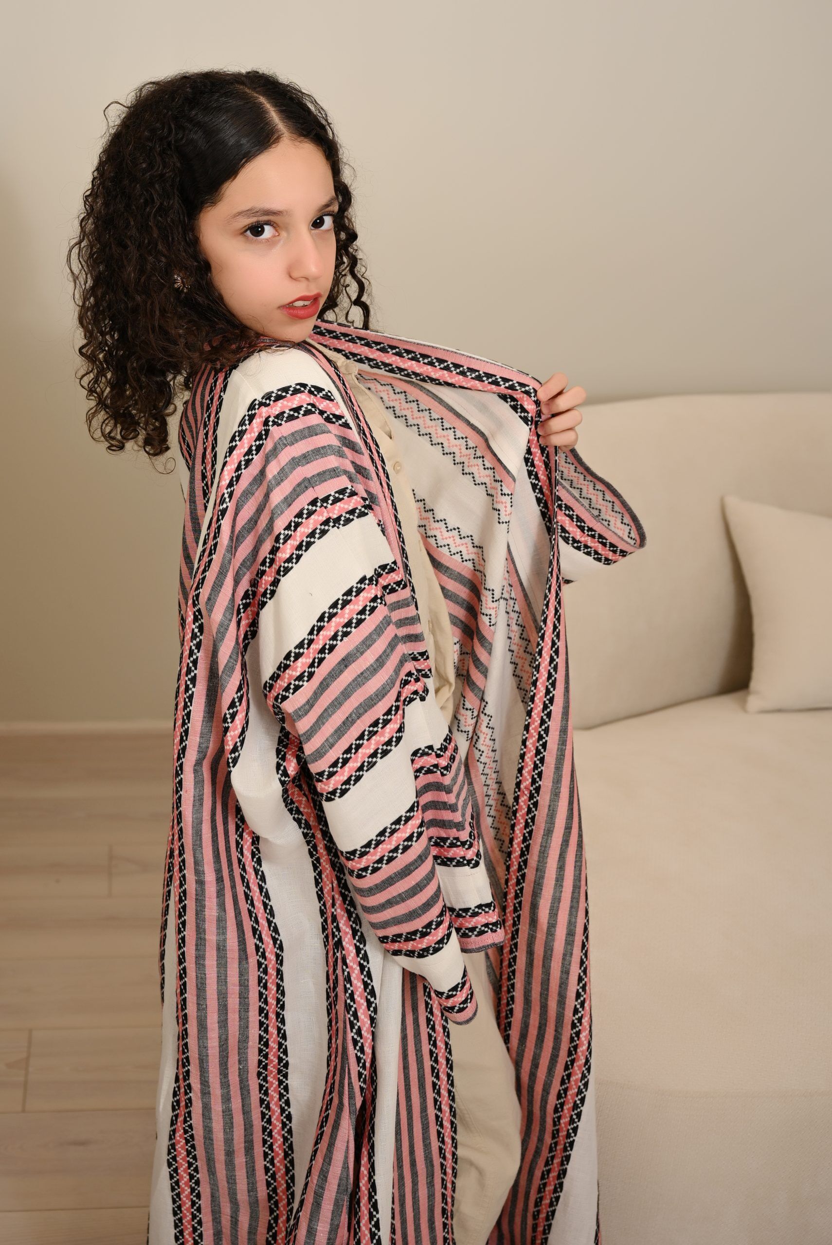 FA 1622 عباية اطفال باللون الوردي والبيج