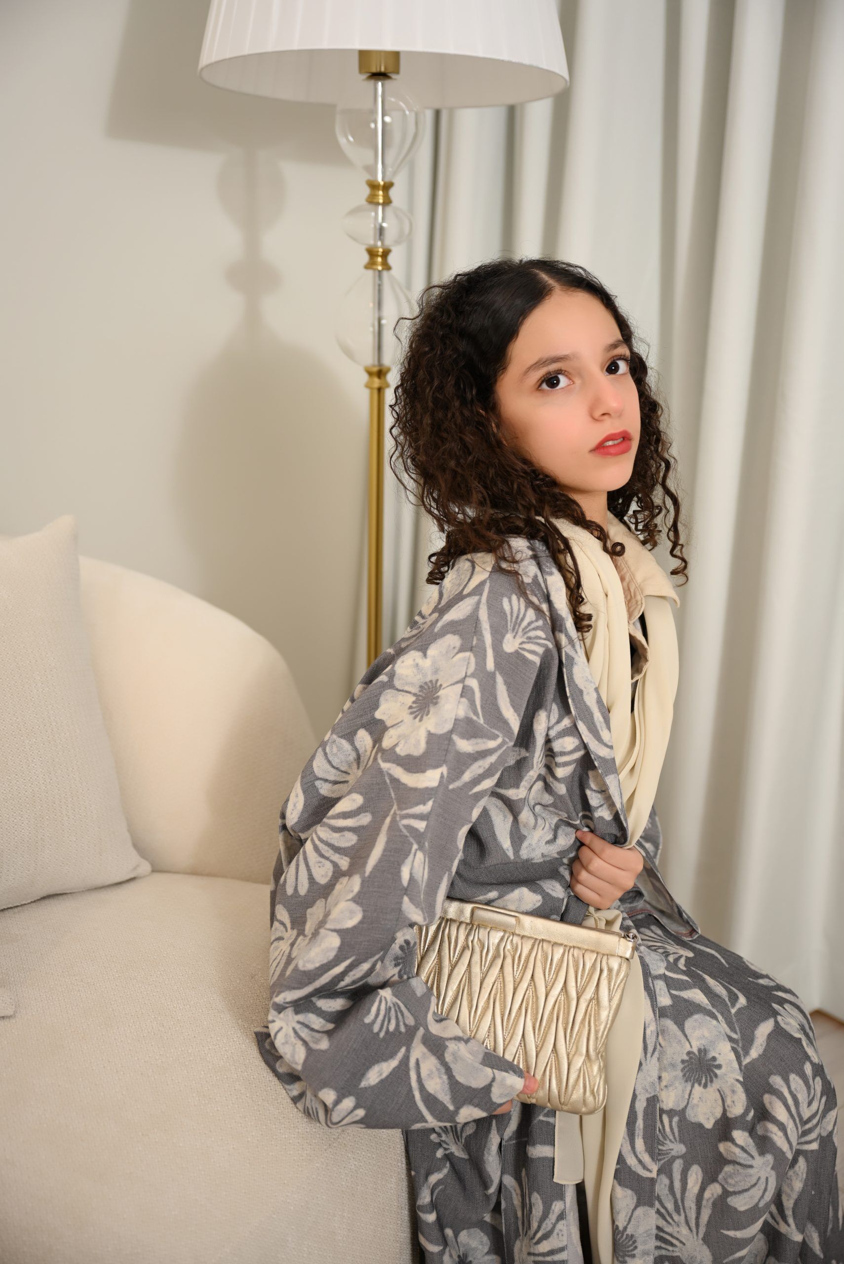 FA 1623 عباية اطفال لينن بطباعة أزهار لون رمادي