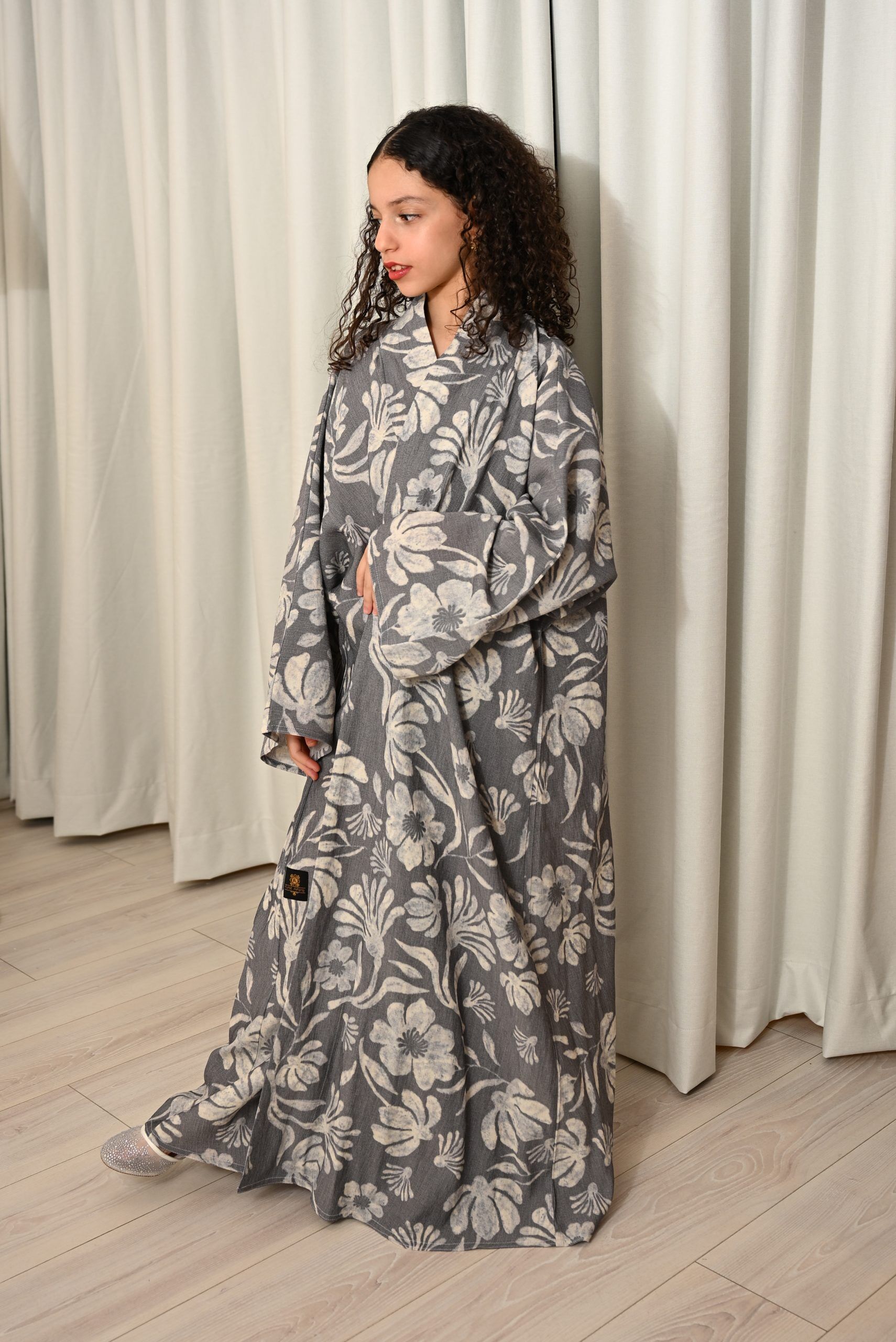 FA 1623 عباية اطفال لينن بطباعة أزهار لون رمادي